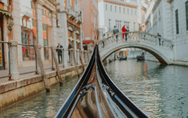 Gondel in einem Kanal von Venedig
